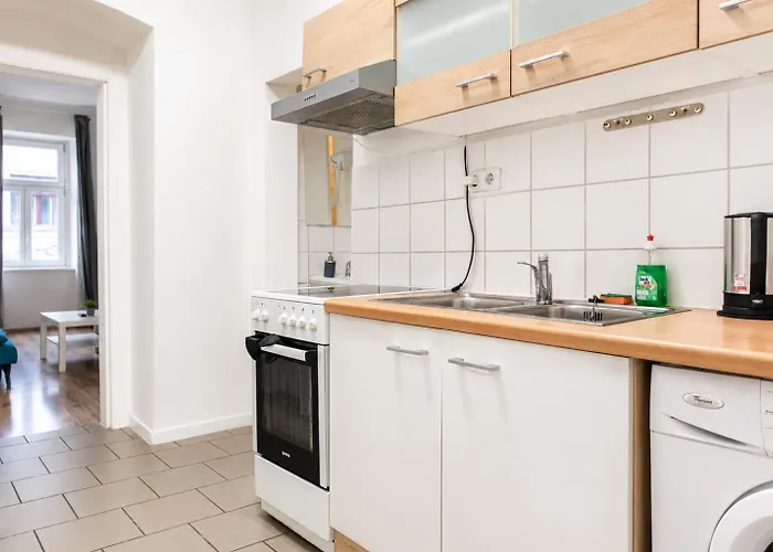 Spacious 2br With Ideal Location For Long شقة *
